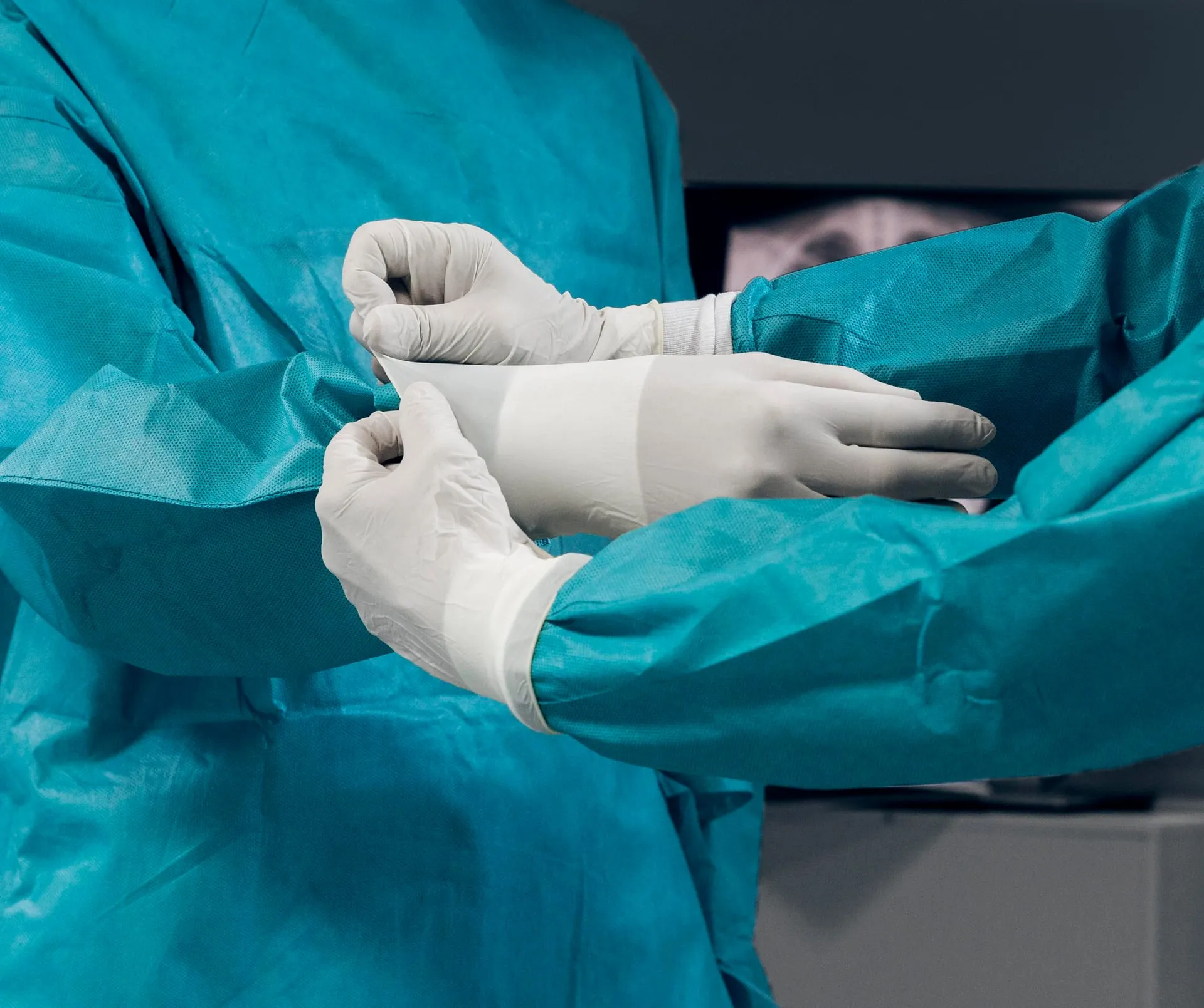Hände in sterilen Handschuhen vor einem Eingriff