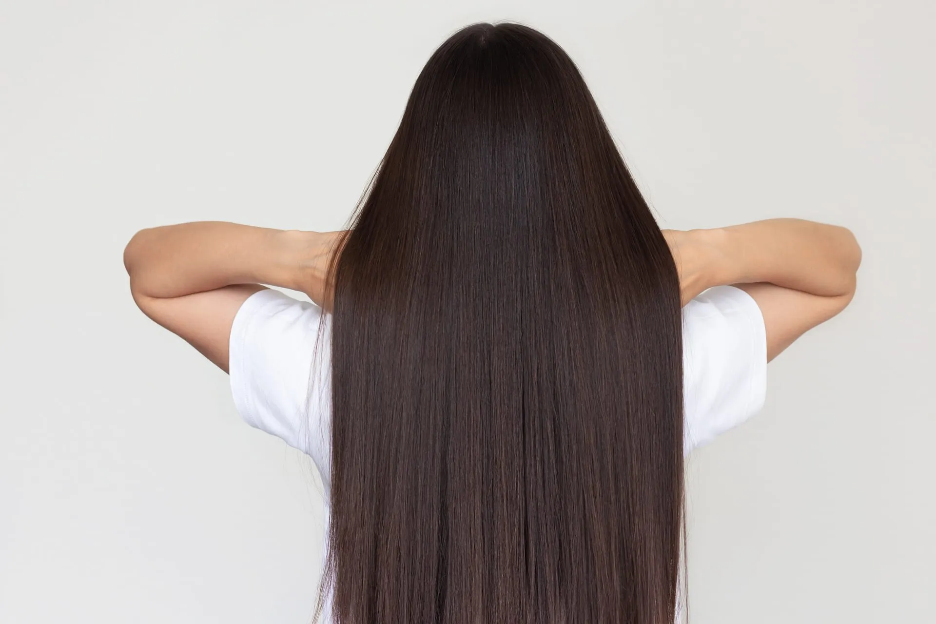 Frau mit langen, glatten Haaren von hinten