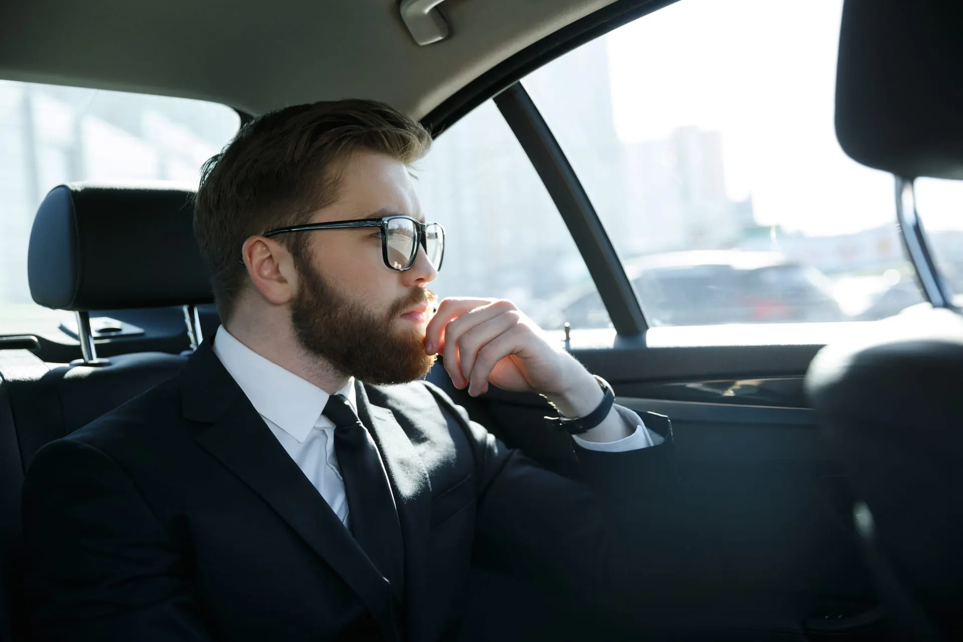 Mann sitzt auf dem Rücksitz eines Autos